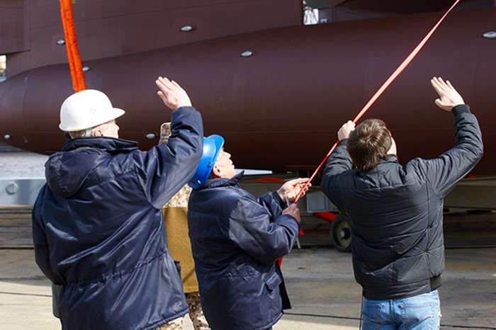 Tuy nhiên, sau đó, do các vấn đề kinh tế, Bộ Quốc phòng Latvia đã thay đổi thời gian hoàn thành của dự án. Theo đó, 5 chiếc catamaran sẽ được bàn giao trong năm 2011-2014 chứ không phải là 2010 – 2012.